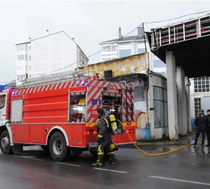 Bomberos apagan incendio en un coche en taller de Sarria