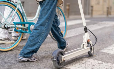 Explosión de batería de patinete eléctrico hiere a siete en Bilbao