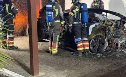 Dos coches, uno eléctrico, arden en Playa Blanca y dañan vivienda