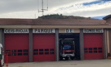 Incendio en Alesón: el fuego afecta varias zonas de una tienda de mobiliario y decoración