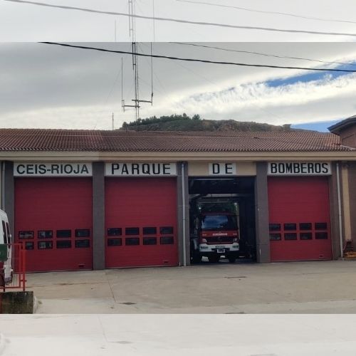 Incendio en Alesón: el fuego afecta varias zonas de una tienda de mobiliario y decoración