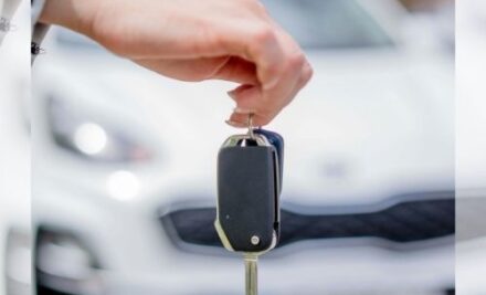 Expertos explican si dejar la llave inteligente cerca del coche puede descargar la batería