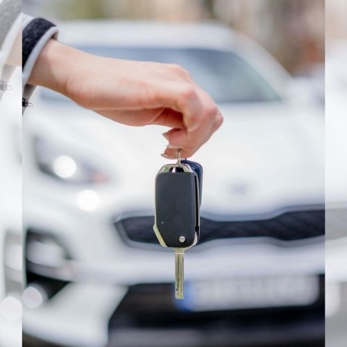 Expertos explican si dejar la llave inteligente cerca del coche puede descargar la batería