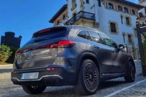 La autonomía de un coche eléctrico en verano depende de un detalle que casi nadie controla: la temperatura de la batería antes de cargar