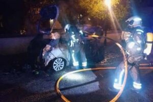 Arde de madrugada un coche eléctrico en Betlem y moviliza a los bomberos
