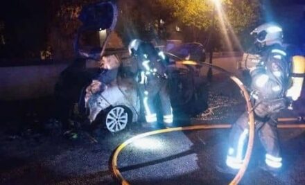 Arde de madrugada un coche eléctrico en Betlem y moviliza a los bomberos