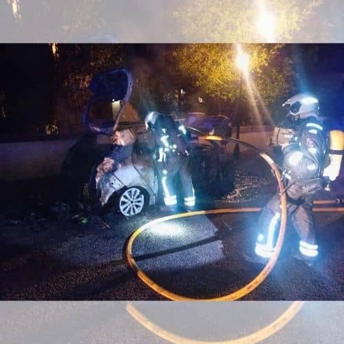 Arde de madrugada un coche eléctrico en Betlem y moviliza a los bomberos