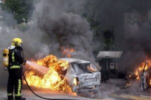 ¿Qué hacer si un coche empieza a incendiarse y no tienes un extintor? Los primeros segundos son decisivos