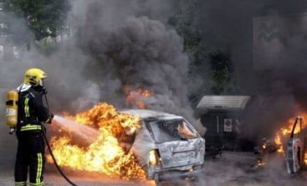 ¿Qué hacer si un coche empieza a incendiarse y no tienes un extintor? Los primeros segundos son decisivos