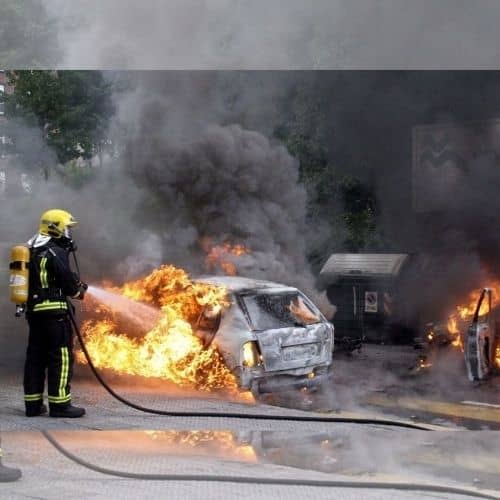 ¿Qué hacer si un coche empieza a incendiarse y no tienes un extintor? Los primeros segundos son decisivos