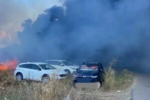 Un incendio en Peñíscola calcina 34 vehículos y deja varios heridos