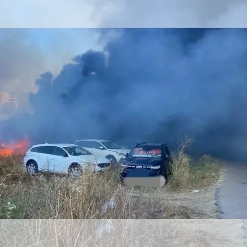 Un incendio en Peñíscola calcina 34 vehículos y deja varios heridos