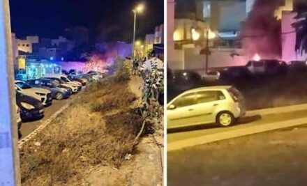 El fuego calcina dos vehículos y sobresalta a los vecinos de Los Llanos de Telde