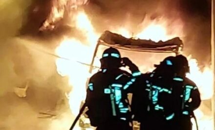 Incendio de un furgón industrial de madrugada en el polígono Montecristo de Ibiza