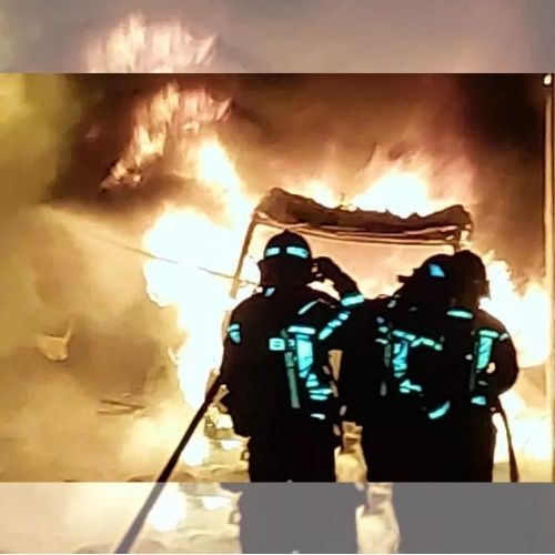 Incendio de un furgón industrial de madrugada en el polígono Montecristo de Ibiza