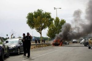 Un coche arde en un aparcamiento público junto al Metro de Blas Infante en Sevilla