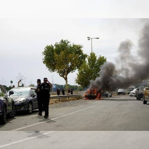 Un coche arde en un aparcamiento público junto al Metro de Blas Infante en Sevilla