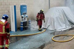 El incendio de un coche eléctrico en León exige medios específicos de extinción