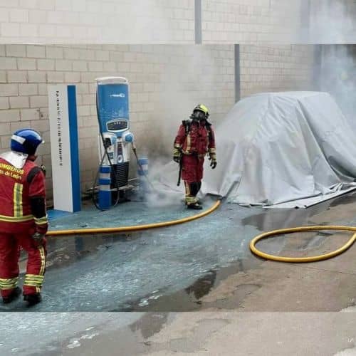 El incendio de un coche eléctrico en León exige medios específicos de extinción