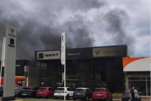 El incendio de un concesionario obliga a desalojar los locales próximos en El Ejido