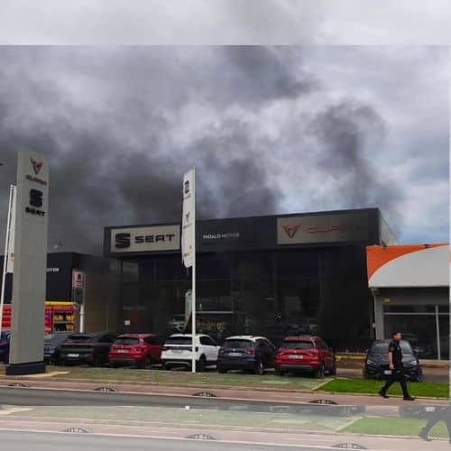 El incendio de un concesionario obliga a desalojar los locales próximos en El Ejido