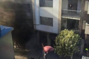Cortan la calle Sanjurjo Badía de Vigo por un incendio en un garaje de Teis