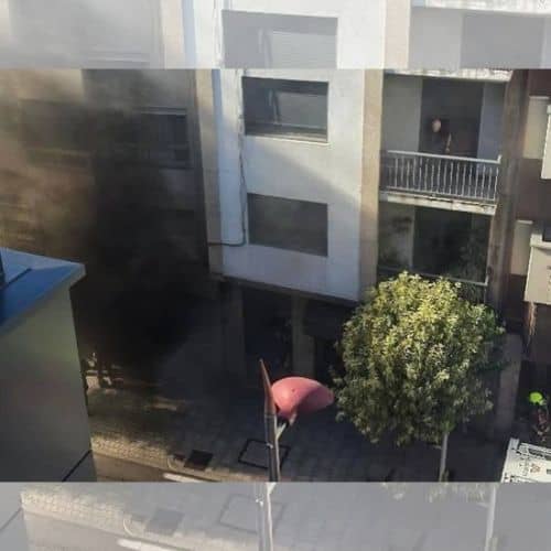 Cortan la calle Sanjurjo Badía de Vigo por un incendio en un garaje de Teis